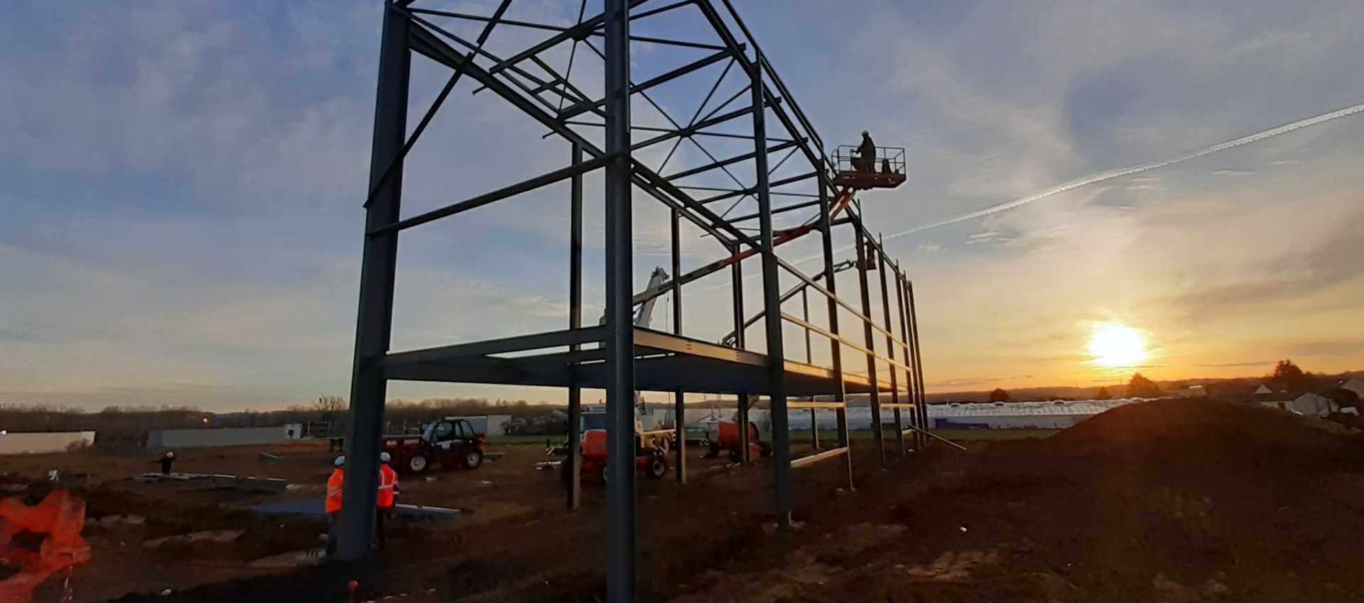 Montage d'un bâtiment de 200 T de charpente  à Laigneville (60)