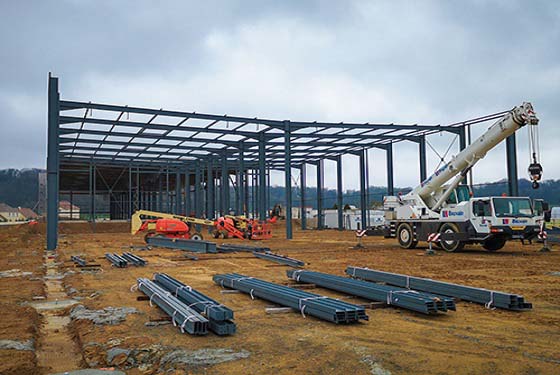 Equipe Beuvain en cours de montage d'une structure métallique sur chantier