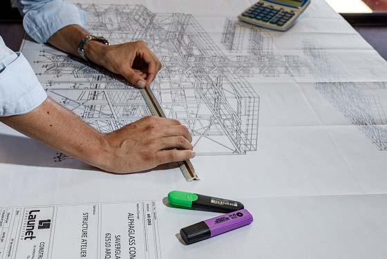 Prise de côté sur un plan de charpente métallique, afin d'optimiser le projet