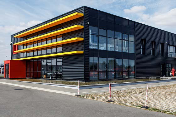 Façade d'un bâtiment métallique réalisé en mission clos et couvert