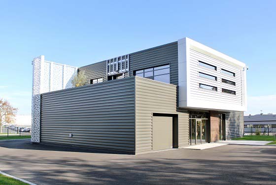 Façade d'un bâtiment métallique avec une résille métallique à Beauvais